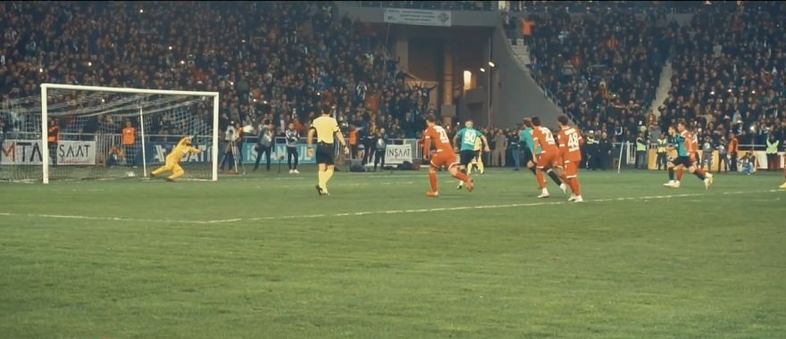 Tanıtım filminden futbol sahası ve tribünler