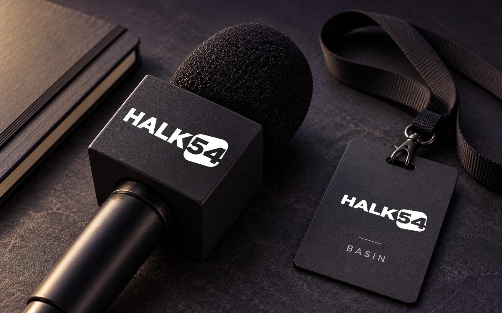 Halk54 logosunun mikrofon ve basın kartı üzerindeki uygulama mockupı.