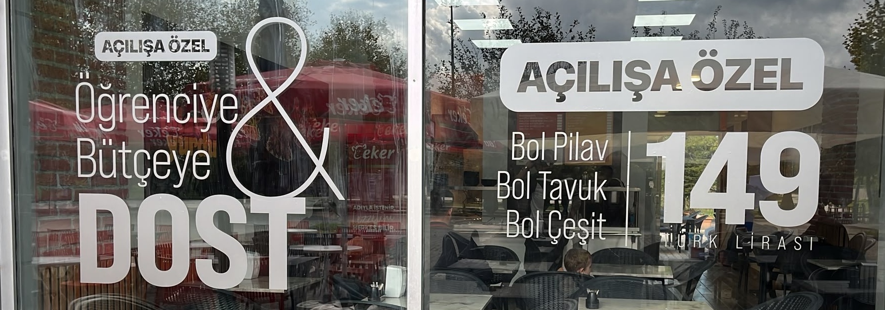 Pilav Yurdu cam yüzeylerinde kampanya ve tipografi uygulaması.